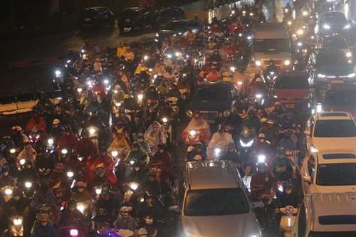 Mưa trắng trời sau bão số 3, đường phố Hà Nội ngập nặng, ùn tắc nghiêm trọng nhiều giờ