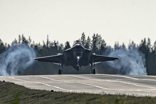 Cận cảnh tiêm kích F-35 của Mỹ lần đầu hạ cánh xuống đường cao tốc châu Âu