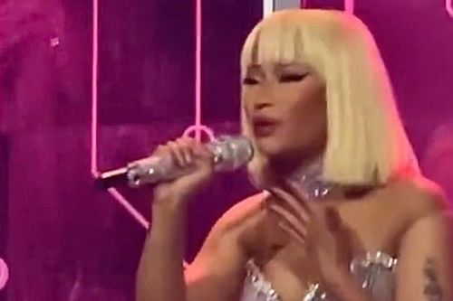 Nicki Minaj diện váy 'kim cương' của NTK Việt trong show diễn tại Mỹ