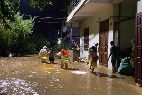 Lũ ào ào tràn vào TP Cao Bằng, công an cõng cháu nhỏ đi sơ tán