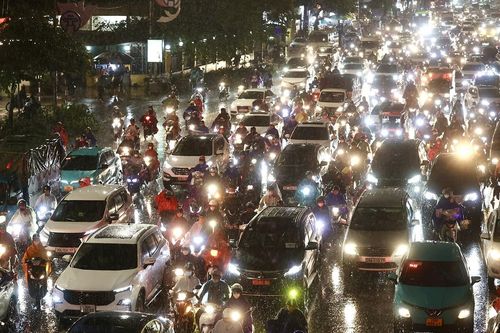Đường phố Hà Nội ngập nặng, ùn tắc nghiêm trọng sau mưa lớn