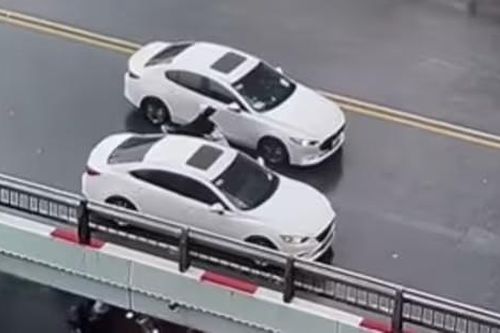 Video ô tô 'dìu' xe máy trong bão Yagi khiến thế giới ngưỡng mộ người Việt Nam