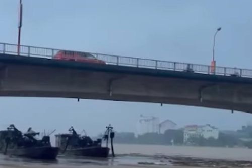 2 tàu từ Trung Quốc trôi dạt trên sông Hồng, lo va vào cầu