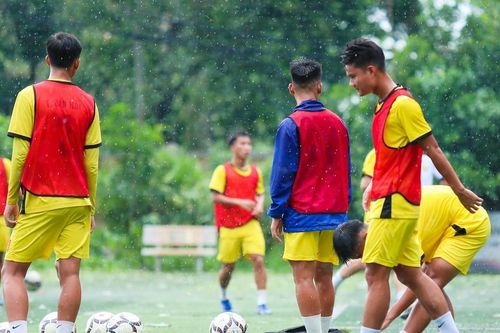 U15 Sông Lam Nghệ An đội mưa tập luyện, sẵn sàng cho trận Tứ kết