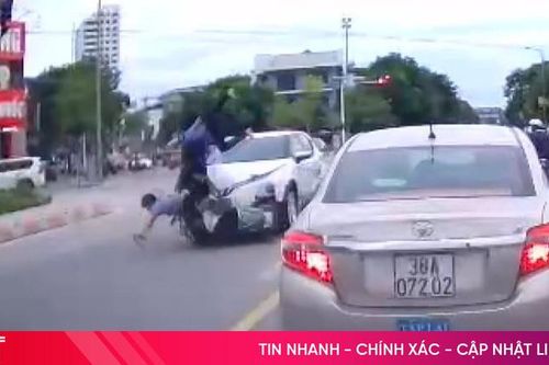 Xe đạp điện kẹp 3, vượt đèn đỏ đâm trực diện với ô tô đi ngược chiều