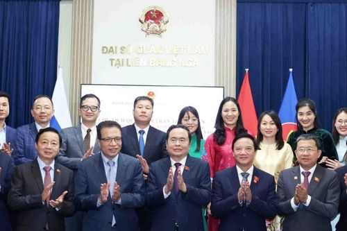 Chủ tịch Quốc hội gặp gỡ cộng đồng người Việt Nam tại Liên bang Nga
