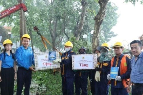 Thăm hỏi, hỗ trợ cán bộ, nhân dân đang nỗ lực khắc phục hậu quả thiên tai
