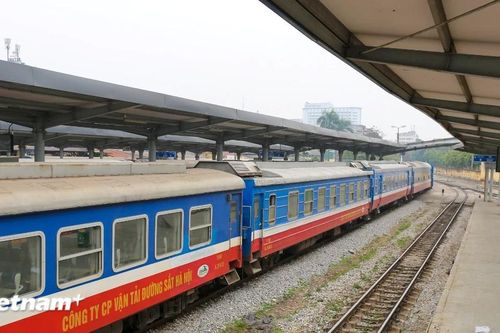 Đường sắt dừng chạy tàu khách Hà Nội-Lào Cai do mưa lũ lớn tại Yên Bái