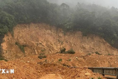 Lai Châu: Sạt lở gây ách tắc giao thông trên quốc lộ 4D