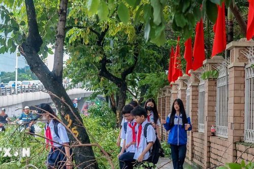Người dân Hà Nội trở lại nhịp sống thường nhật sau bão số 3