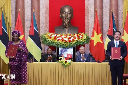 Tổng Bí thư, Chủ tịch nước và Tổng thống Mozambique chứng kiến lễ ký văn kiện