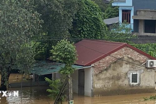 Cao Bằng: Lũ cuốn trôi xe khách và xe con, 2 người tử vong