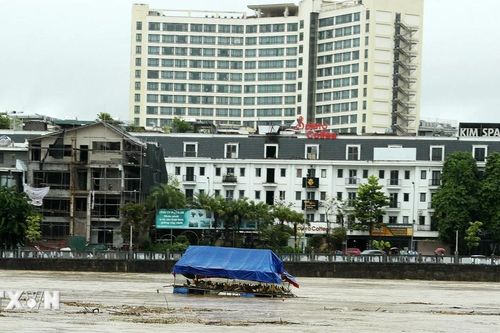 Lũ sông Hồng dâng cao, tràn vào đường phố Lào Cai