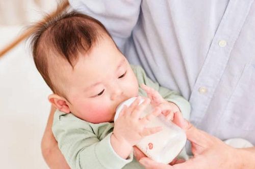 Vì sao trẻ dưới 6 tháng tuổi uống nhiều nước lọc có thể bị ngộ độc?
