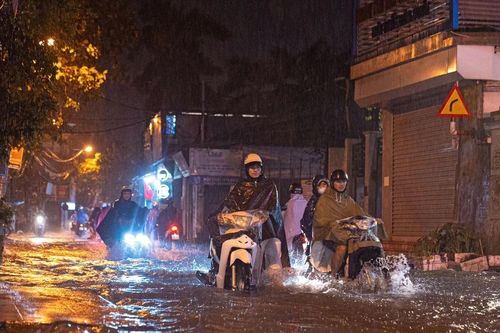 Hà Nội: Cơn mưa lớn cuối ngày khiến một số tuyến phố ngập sâu