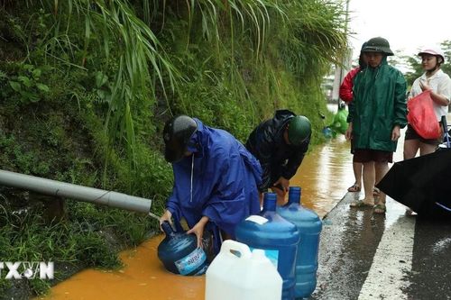 Người dân Lào Cai đội mưa nhọc nhằn hứng nước sạch trong tâm lũ