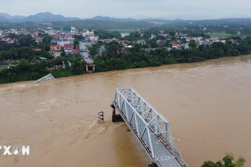 Cấm xe cơ giới lưu thông qua cầu Tứ Mỹ, Trung Hà sau vụ sập cầu Phong Châu