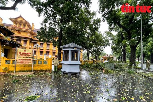 Cảnh sát cơ động tham gia khắc phục hậu quả bão số 3