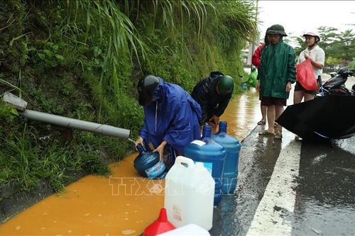 Lào Cai: Người dân nhọc nhằn hứng nước sạch trong tâm lũ