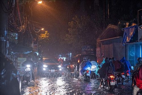 Hà Nội: Mưa lớn ngập úng cục bộ nhiều tuyến đường, giao thông ùn tắc