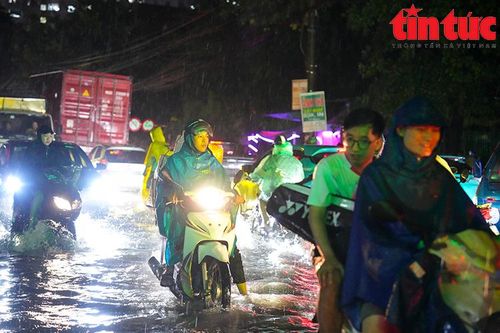 Mưa lớn chiều tối 9/9 khiến nhiều người 'bì bõm' về nhà