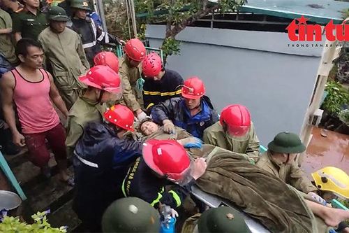 Cảnh sát Cơ động giải cứu thành công bé gái 14 tuổi mắc kẹt trong căn nhà bị đổ sập
