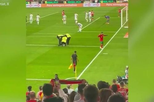 Phản ứng bất ngờ của Ronaldo khi gặp cổ động viên quá khích
