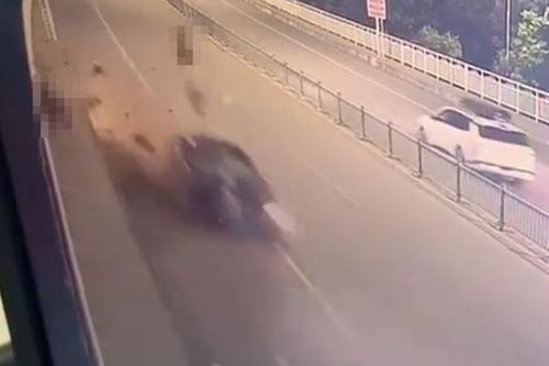 Clip: Ô tô phóng tốc độ cao đâm văng hai người đi xe đạp điện