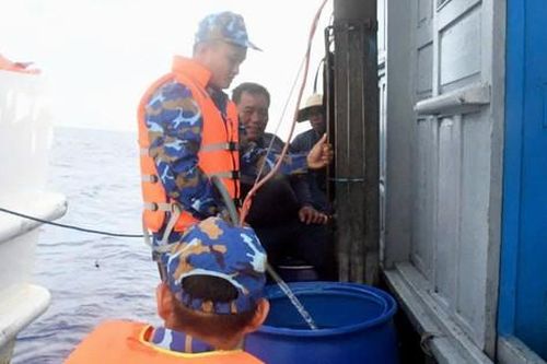 Tàu 471 hỗ trợ thực phẩm, nước ngọt cho tàu cá tỉnh Quảng Ngãi