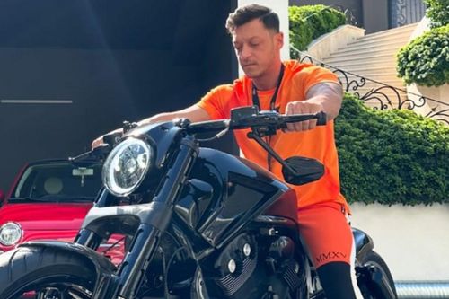 Biến hình đáng kinh ngạc, Mesut Ozil khoe đồ chơi mới