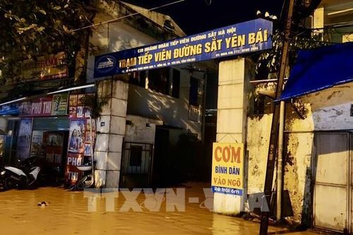 Nước sông Hồng tại Yên Bái dâng cao khiến nhiều tuyến đường, nhà dân bị ngập úng cục bộ