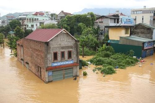 Cao Bằng: Mưa lớn kéo dài gây ngập lụt diện rộng, nước dâng cao 2 mét so với nền nhà
