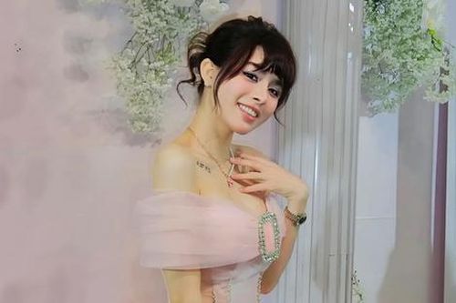 Mẹ bạn gái Vũ Văn Thanh đẹp tựa hoa hậu