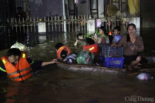 Lũ sông Cầu dâng cao, người dân Thái Nguyên chạy lụt trong đêm
