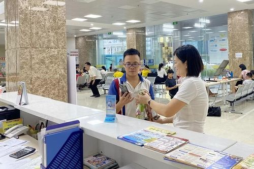 Bưu điện Quảng Ninh mở điểm sạc điện thoại miễn phí và cung cấp dịch vụ hỗ trợ người dân sau bão