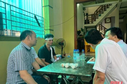 Thăm hỏi động viên gia đình ngư dân bị chìm tàu trong cơn bão số 3 tại huyện Quảng Xương