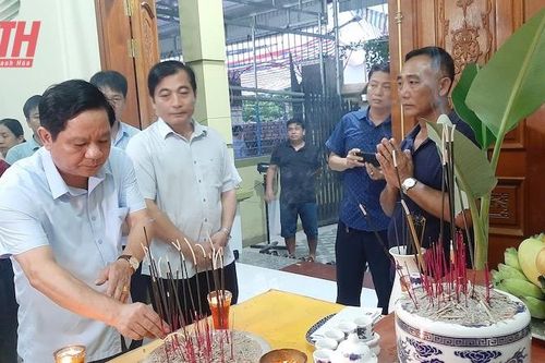 Ủy ban MTTQ tỉnh thăm hỏi, động viên gia đình có ngư dân bị thiệt mạng do bão số 3