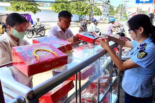 Đoàn liên ngành huyện Phú Tân kiểm tra bảo đảm an toàn thực phẩm Tết Trung thu năm 2024