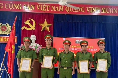 Chiến sĩ nghĩa vụ tự hào đứng dưới cờ Đảng