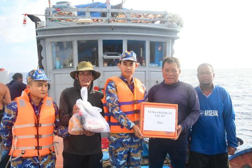 Hỗ trợ lương thực, nước ngọt cho tàu cá tỉnh Quảng Ngãi