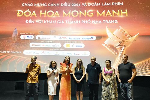 Đoàn làm phim Đóa hoa mong manh giao lưu với khán giả Nha Trang