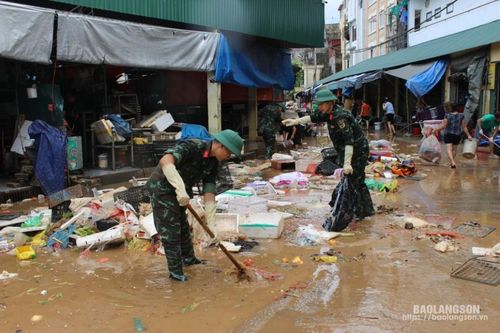 Cán bộ, chiến sĩ Ban Chỉ huy Quân sự thành phố hỗ trợ tiểu thương Chợ Giếng vuông vệ sinh môi trường sau bão