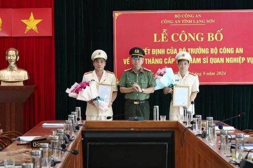Công bố Quyết định thăng cấp bậc hàm đối với hai đồng chí Phó Giám đốc Công an tỉnh Lạng Sơn