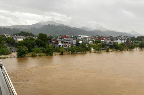 Bảo Thắng: Lũ trên sông Hồng vượt đỉnh kè gây ngập một số tuyến phố tại thị trấn Phố Lu
