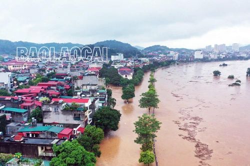 Nước sông Hồng dâng cao, nhiều khu vực ở thành phố Lào Cai ngập sâu trong nước