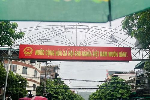 Lập nhiều chốt đảm bảo an toàn giao thông khu vực đường bờ kè sông Hồng bị ngập