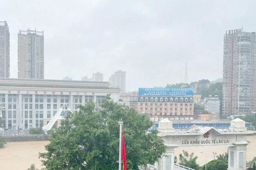 Tạm dừng hoạt động xuất - nhập khẩu, xuất - nhập cảnh qua cặp Cửa khẩu Quốc tế Lào Cai - Hà Khẩu do mưa lũ