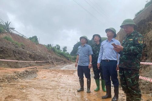 Phó Chủ tịch Thường trực UBND tỉnh Hoàng Quốc Khánh kiểm tra thiệt hại tại huyện Văn Bàn