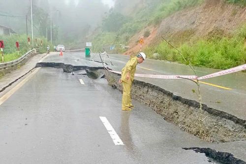 Sa Pa xuất hiện vết sụt lớn trên Quốc lộ 4D