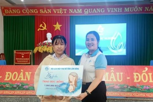 Các cấp Hội Phụ nữ tỉnh Lâm Đồng trao tặng trên 3.100 phần quà cho học sinh có hoàn cảnh khó khăn